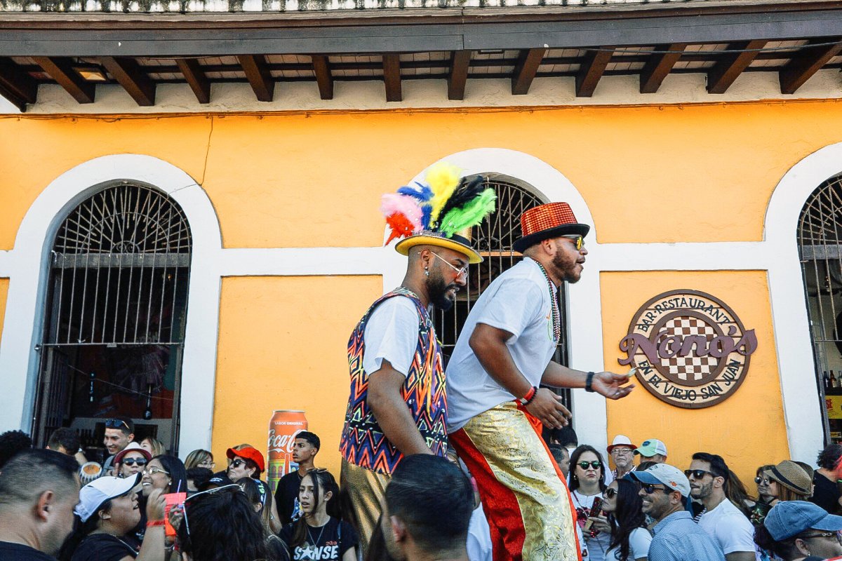 Gente celebrando Fiestas de la Calle San Sebastián en el Viejo San Juan.