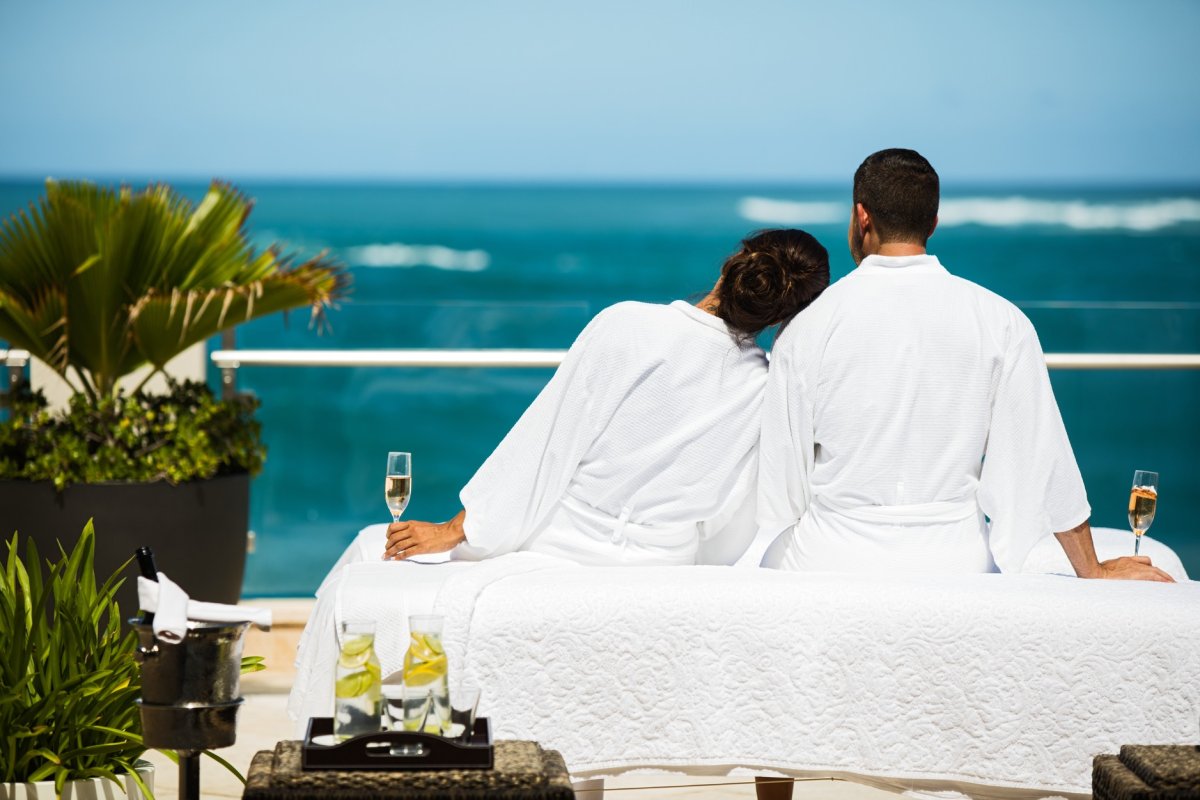 Una pareja mirando el océano desde el hotel Condado Vanderbilt.