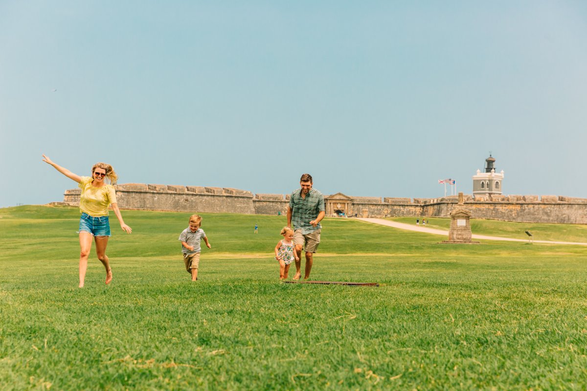 Una famila corre frente al Morro.