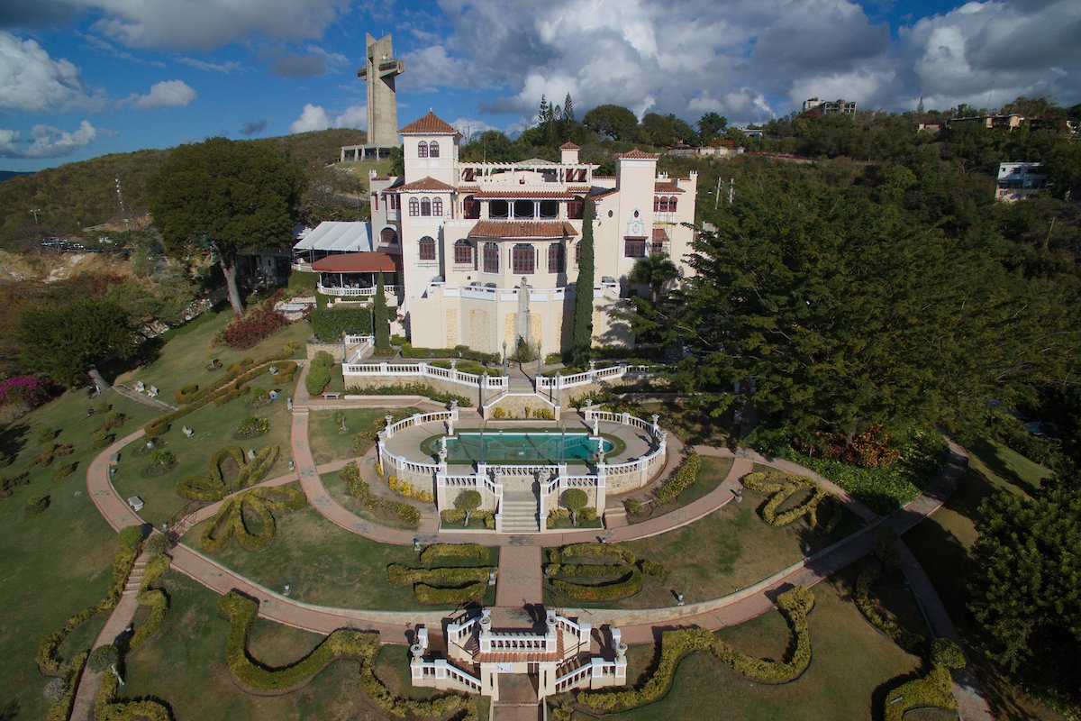 Vista panorámica del Castillo Serrallés en Ponce.