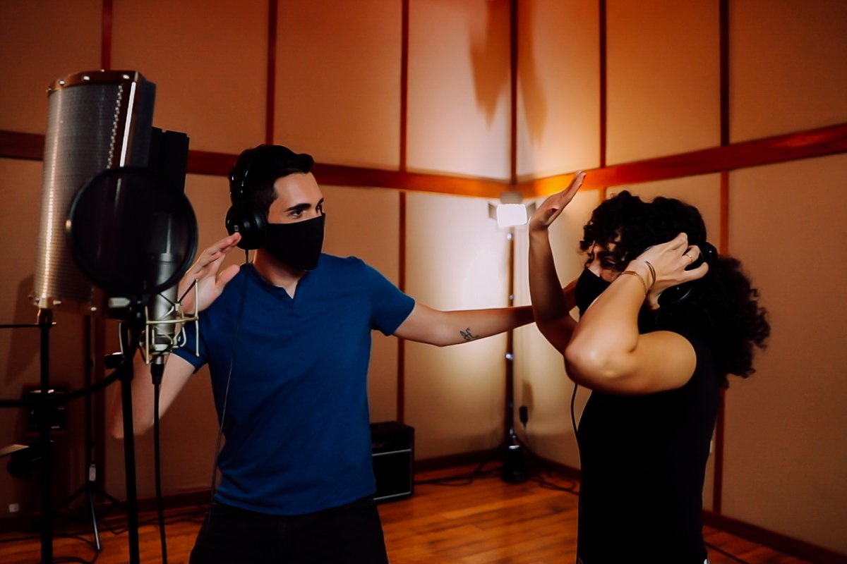 Una pareja disfrutando de la música reggaeton en un estudio.