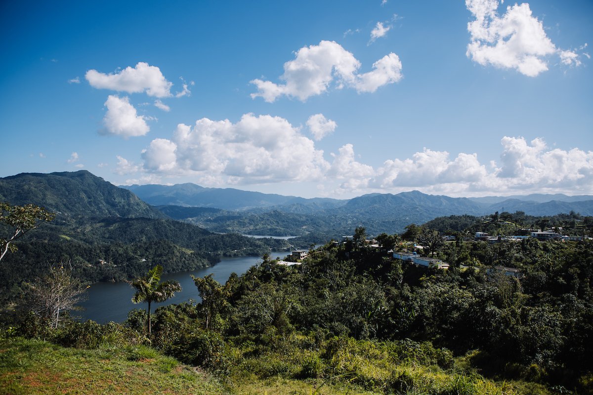 Vista panorámica desde Finca Viernes en Utuado.