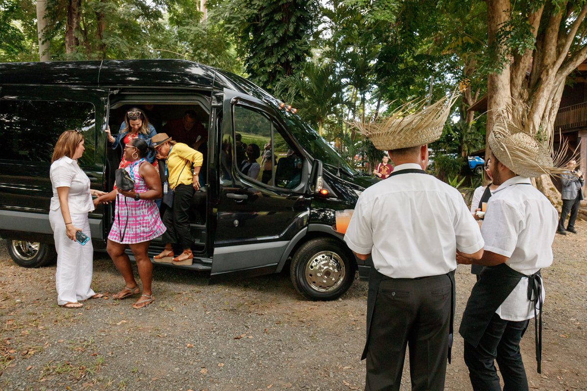 Servicios de transporte privado para eventos fuera del sitio. Transporte por Innovación DMC.