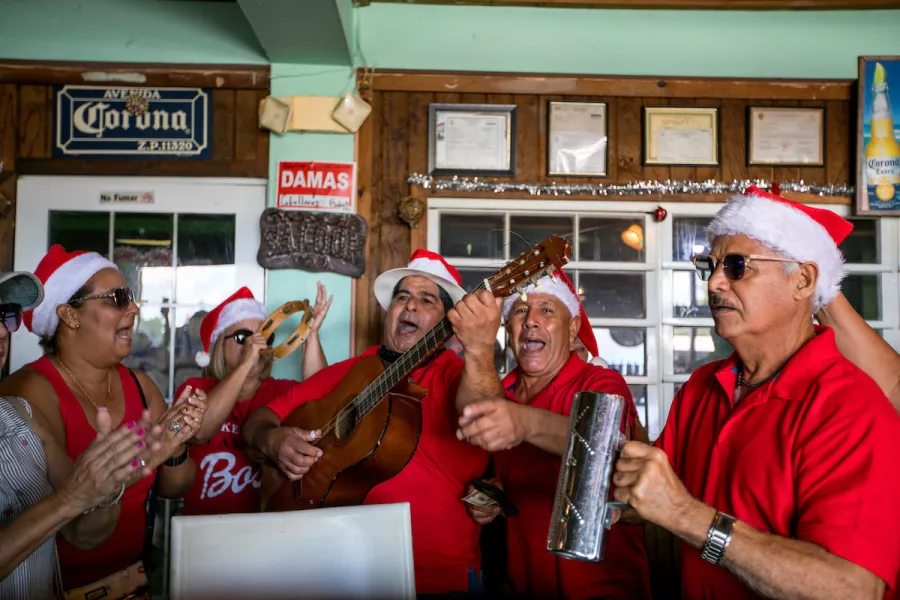 Cada parrandero tiene un papel, ya sea tocar un instrumento, cantar o aplaudir al ritmo de las canciones.