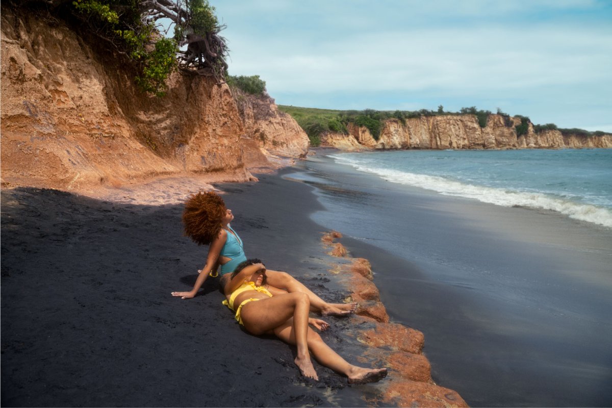 mujeres recostadas en Playa Negra