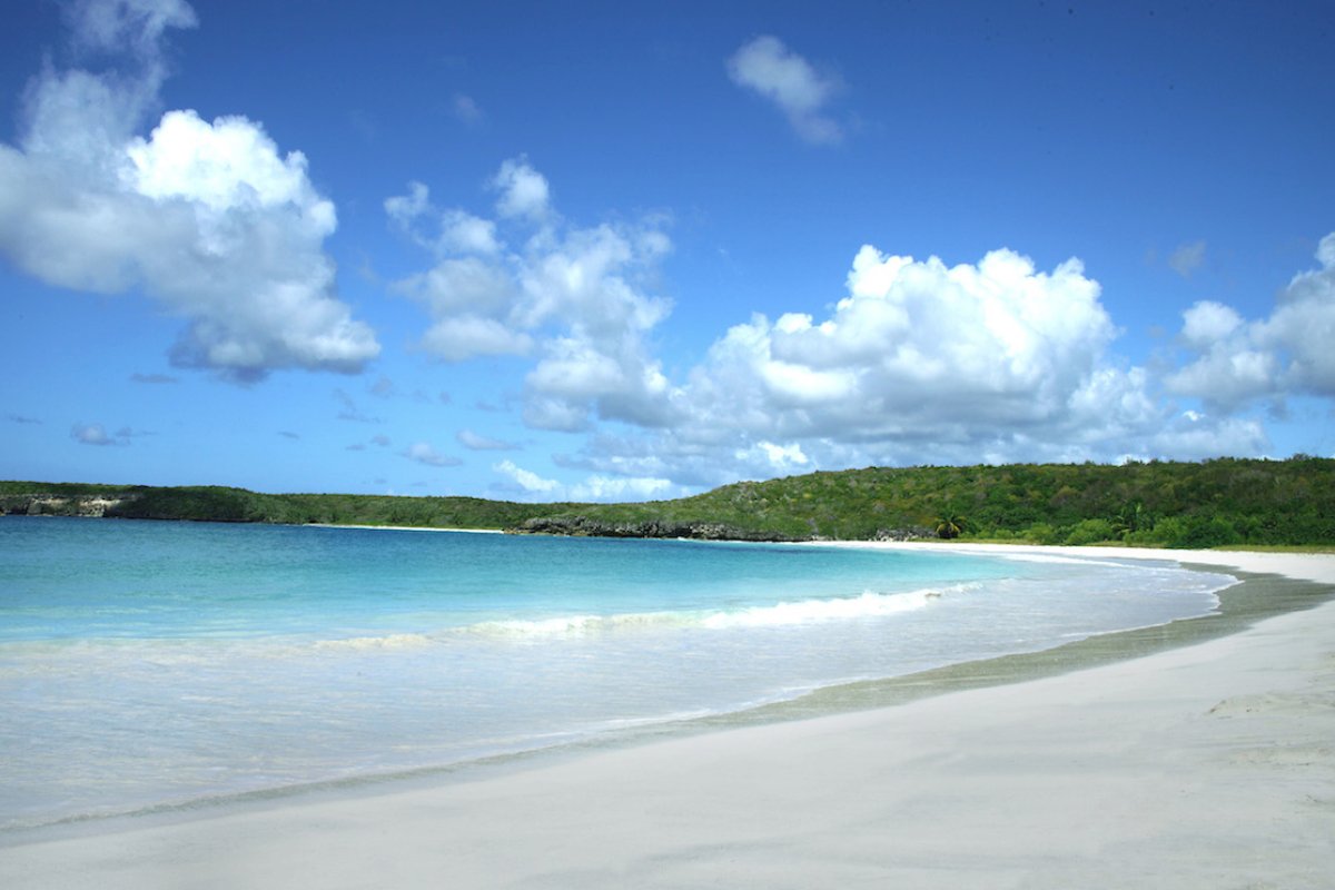 Una playa desierta en Vieques.