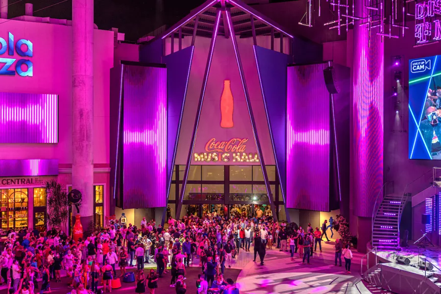 Una multitud se reúne afuera de Coca-Cola Music Hall en Distrito T-Mobile