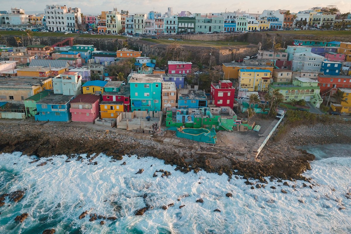 Vista aérea del vecindario de La Perla en el Viejo San Juan.