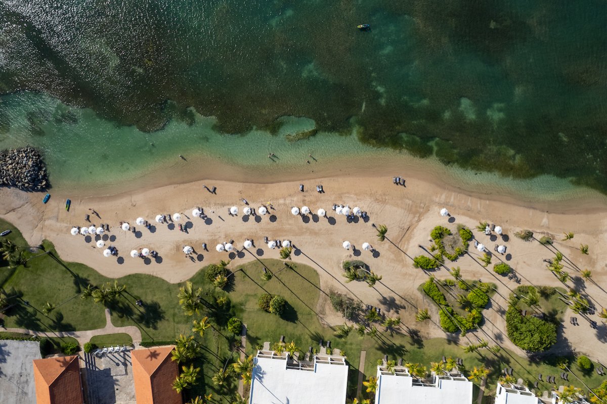 Una vista aérea de la playa del Hyatt Regency Grand Reserve
