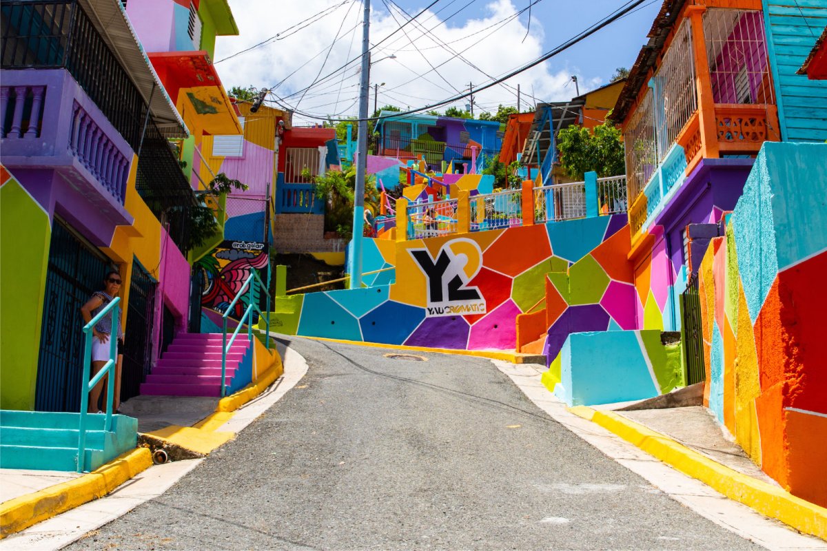 El color llena las calles de la Galería de Arte Yaucromatic en Yauco, Puerto Rico