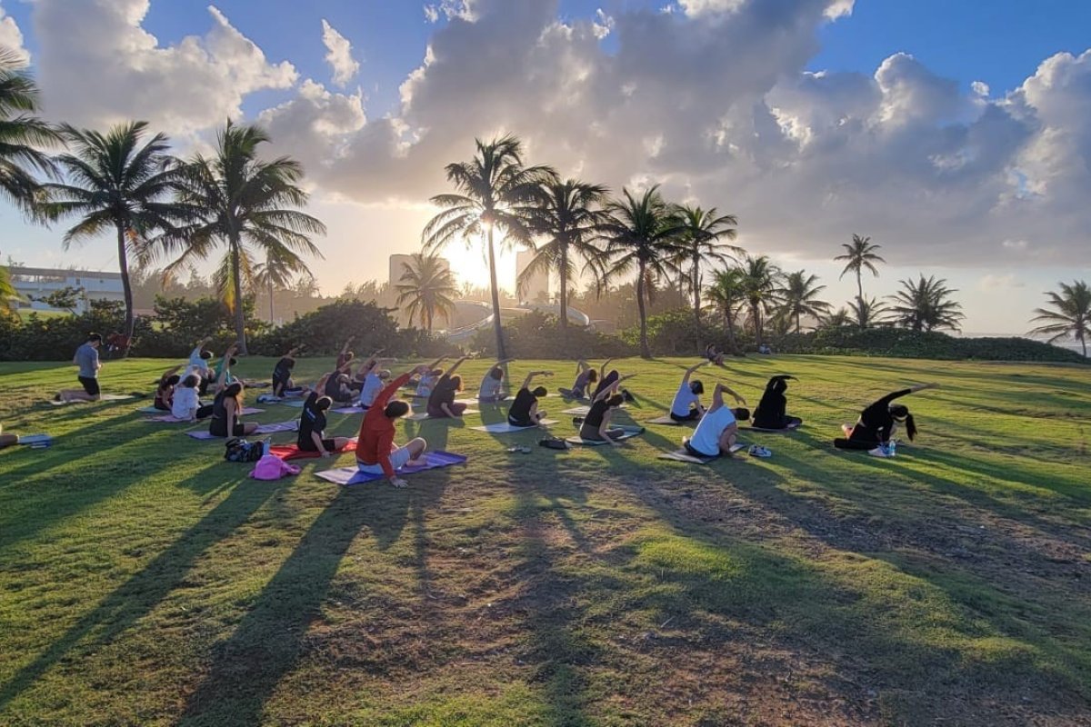 Clase de yoga al aire libre.