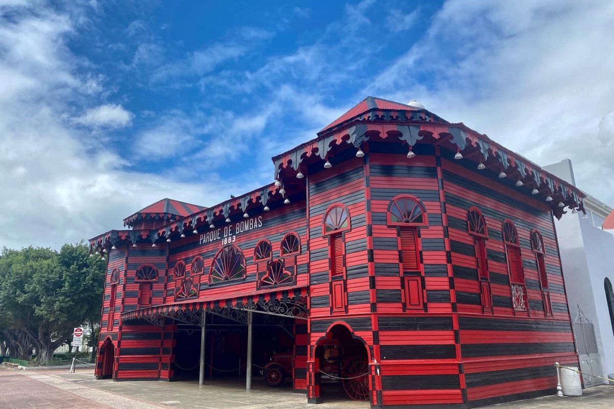 Side view of the Parque de Bombas in Ponce 