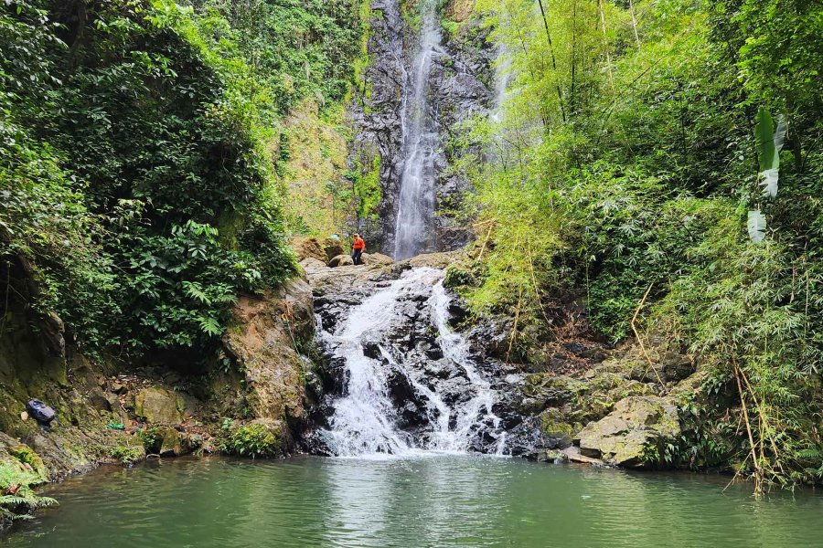 La gente se encuentra sobre la cascada Chaco Prieto en un recorrido por Castillo Tours, Puerto Rico.