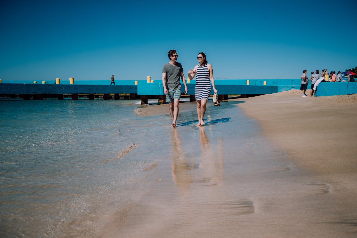 Pareja disfrutando de un día en la playa de Crash Boat.