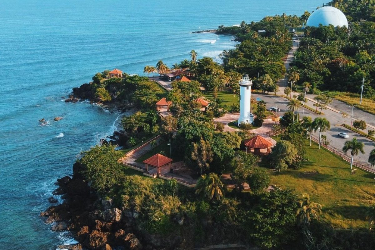 Una vista de la playa Domes.
