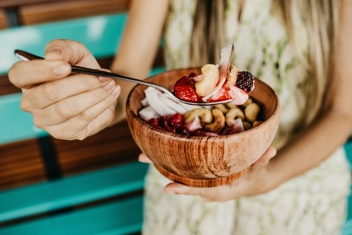 Comienza el día disfrutando de un café cultivado localmente y un tazón de acai.