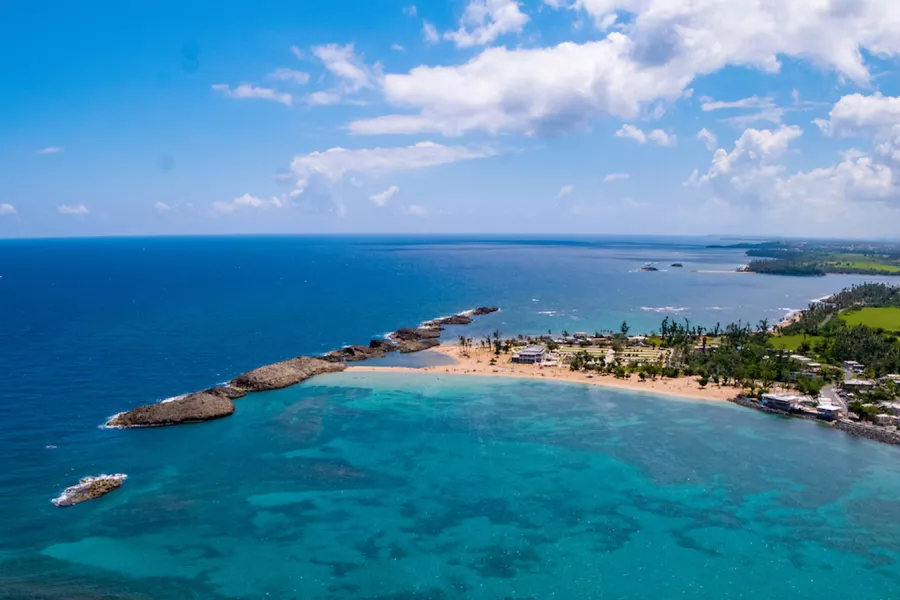 Vista aérea del litoral de Vega Baja, ubicado en la costa norte de Puerto Rico.