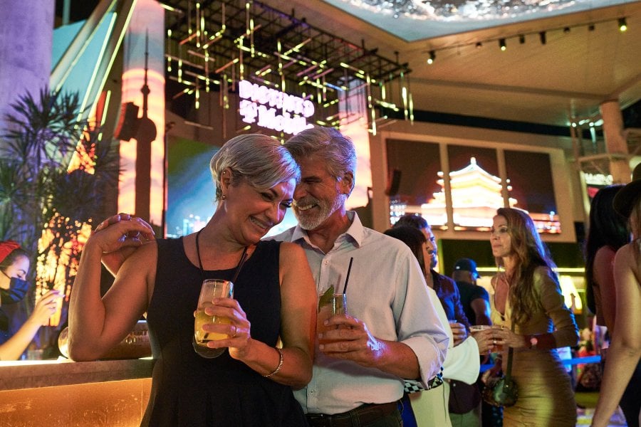 Pareja disfrutando de una bebida y de una noche fuera.