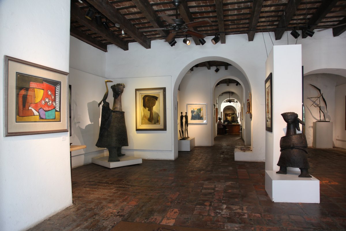 Vista interior de galería de arte.
