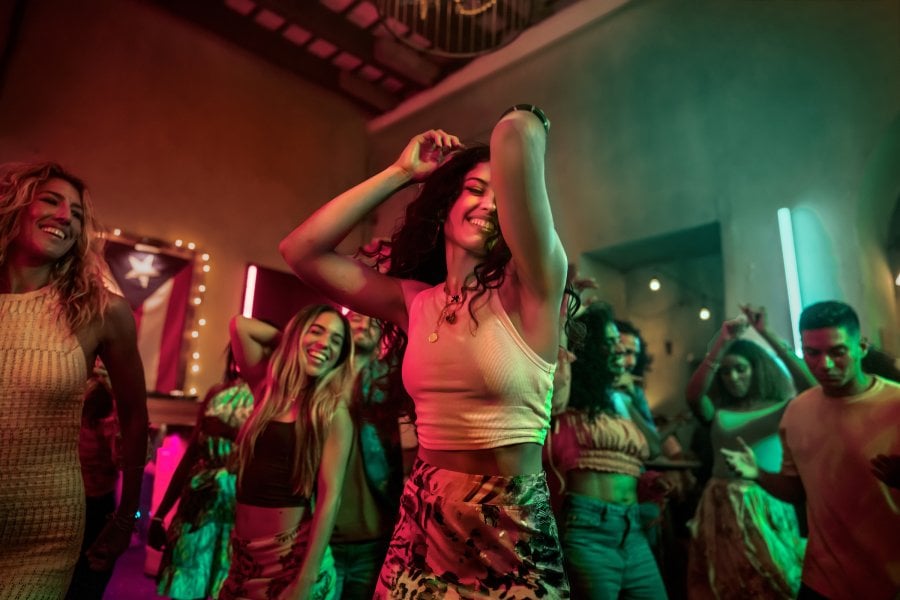 Women dance in La Factoría