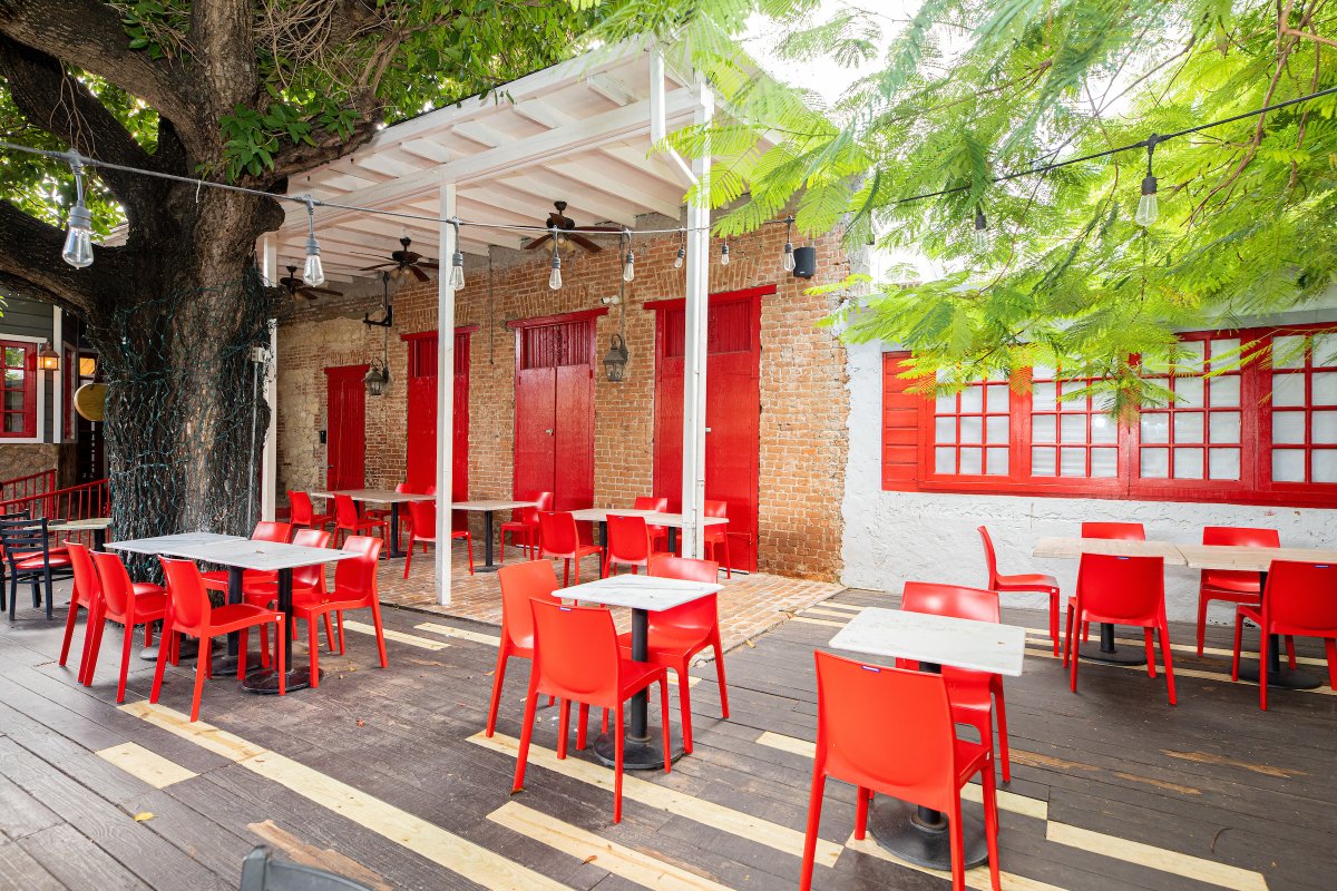 Patio exterior en Níspero.