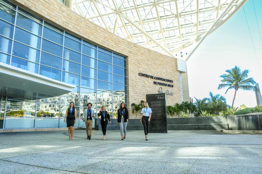 Grupo de profesionales en las afueras del Centro de Convenciones de Puerto Rico.