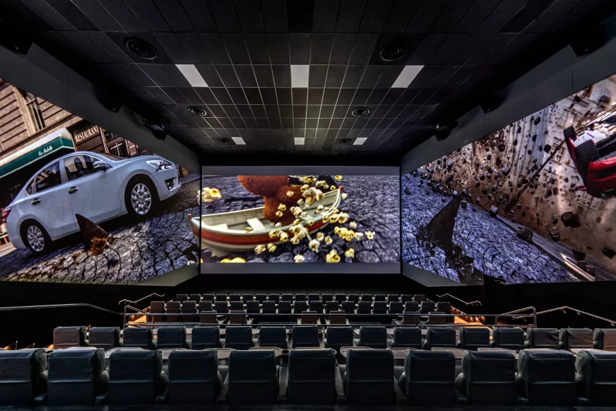 Sala de cine llena de gente.