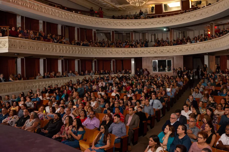 Grupo de personas en el teatro.