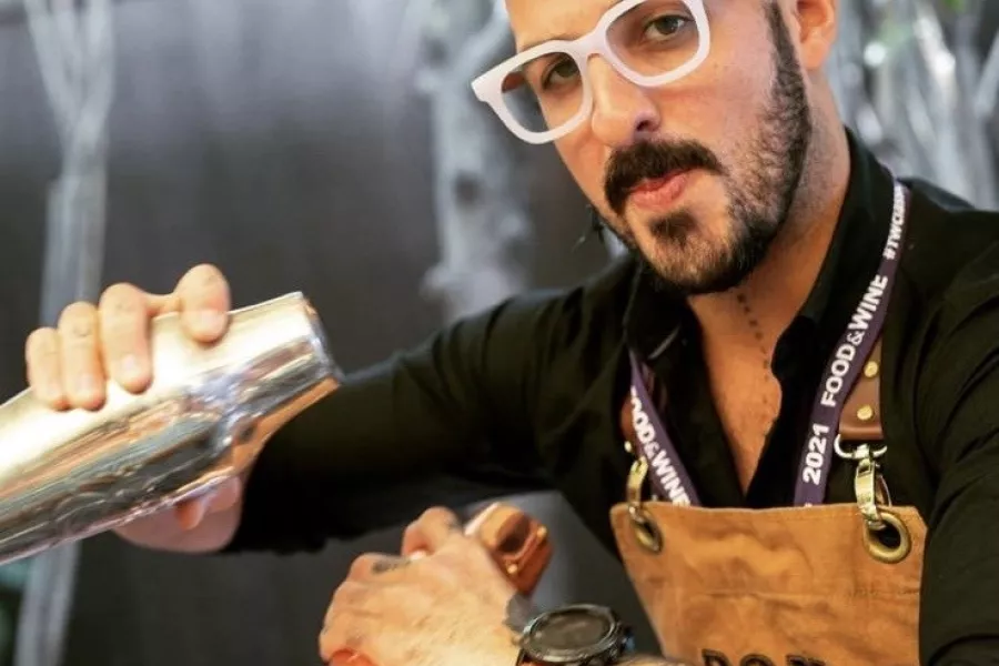 El bartender Israel Bravo mezclando bebidas.