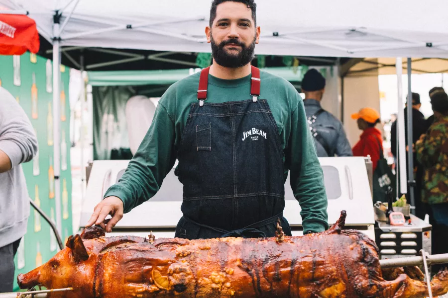 Chef Manolo López asando un lechón.