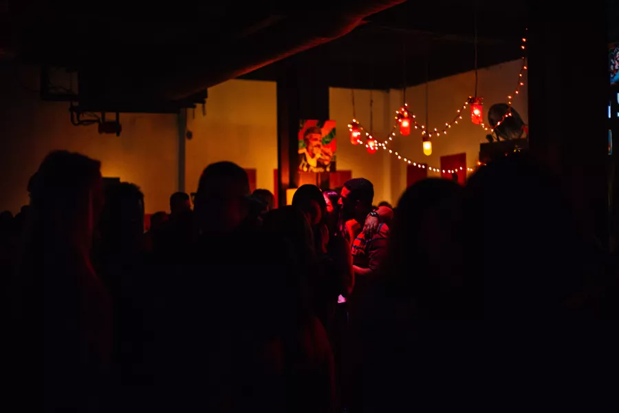 Grupo de personas en La Respuesta, bar icónico en San Juan, Puerto Rico.