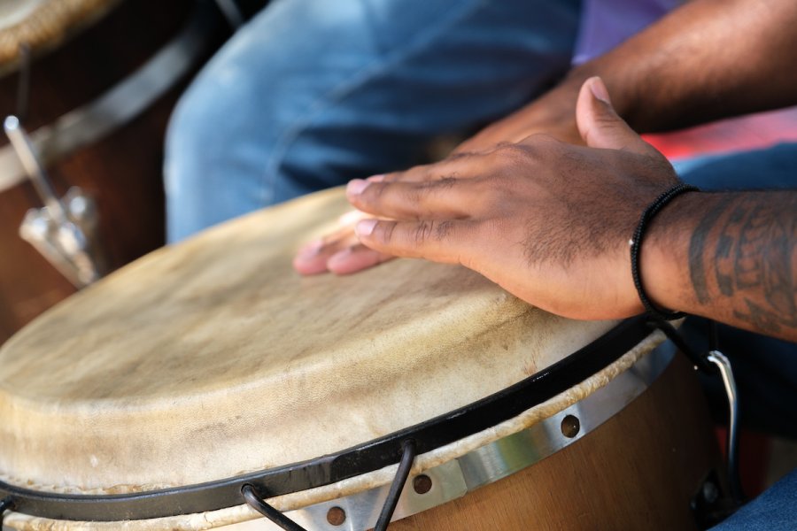 Primer plano de una conga, instrumento clave en el jazz latino de Puerto Rico.