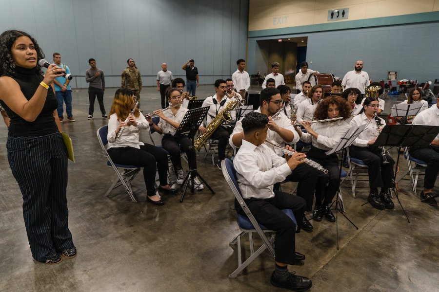 Un grupo de músicos jovenes tocando instrumentos clásicos en San Juan, Puerto Rico