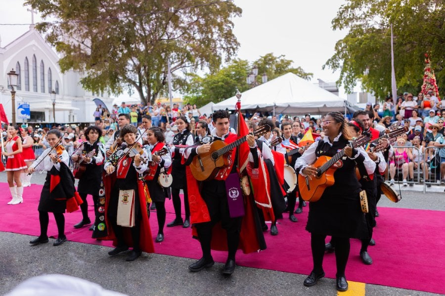 La Tuna de la UPR Tuna, un grupo musical folclórico, tocando en una actividad al aire libre.