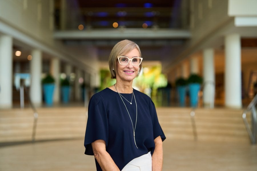 Clarissa Jímenez in front of a hotel.