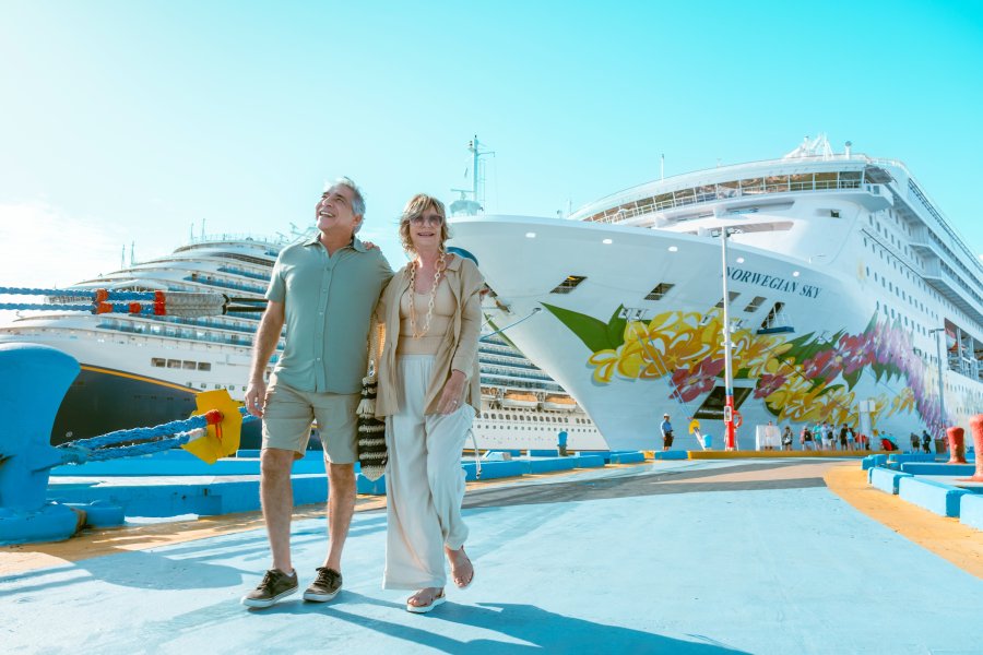Couple disembarking cruise