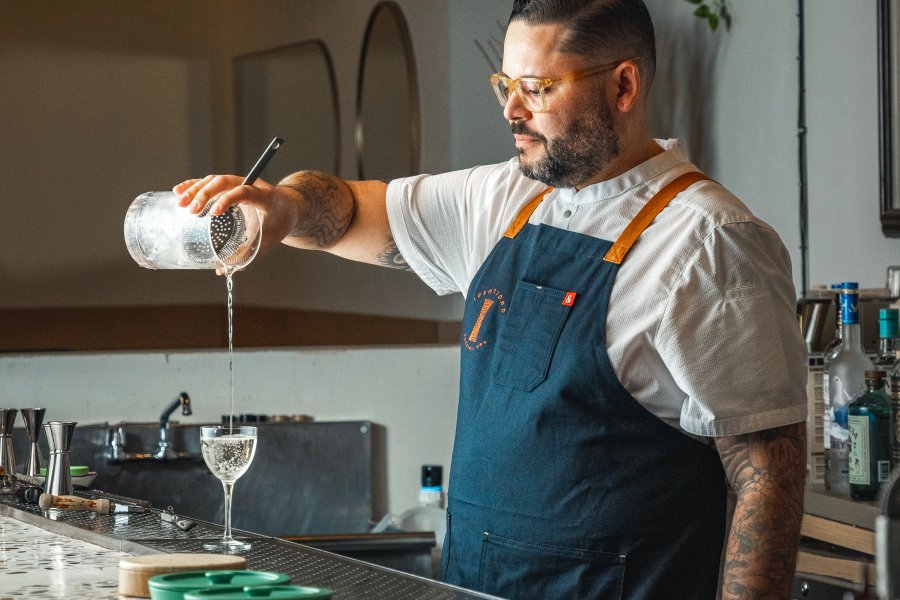 Mixologist Edrick Colón.