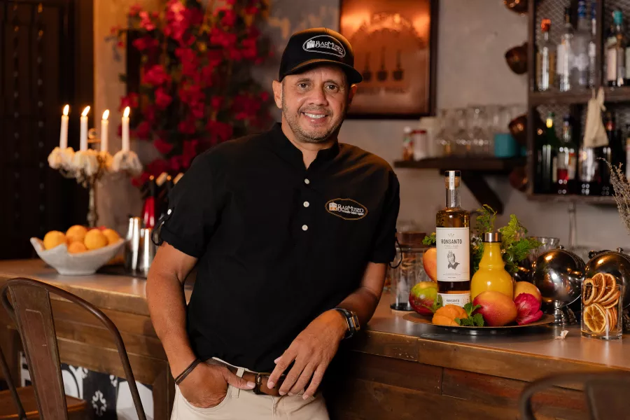Man leaning against a bar