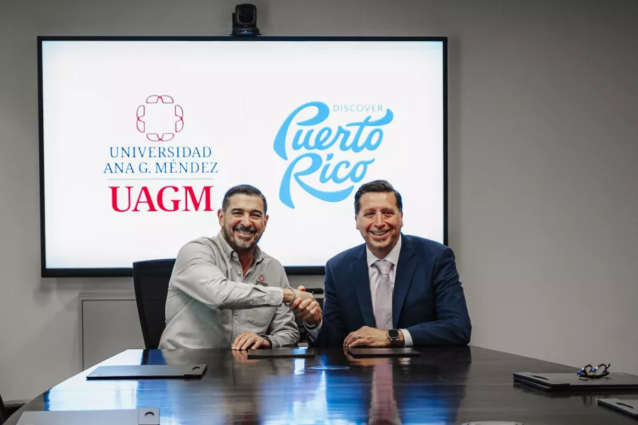 firma-acuerdo-discover-pr-y-uagm
