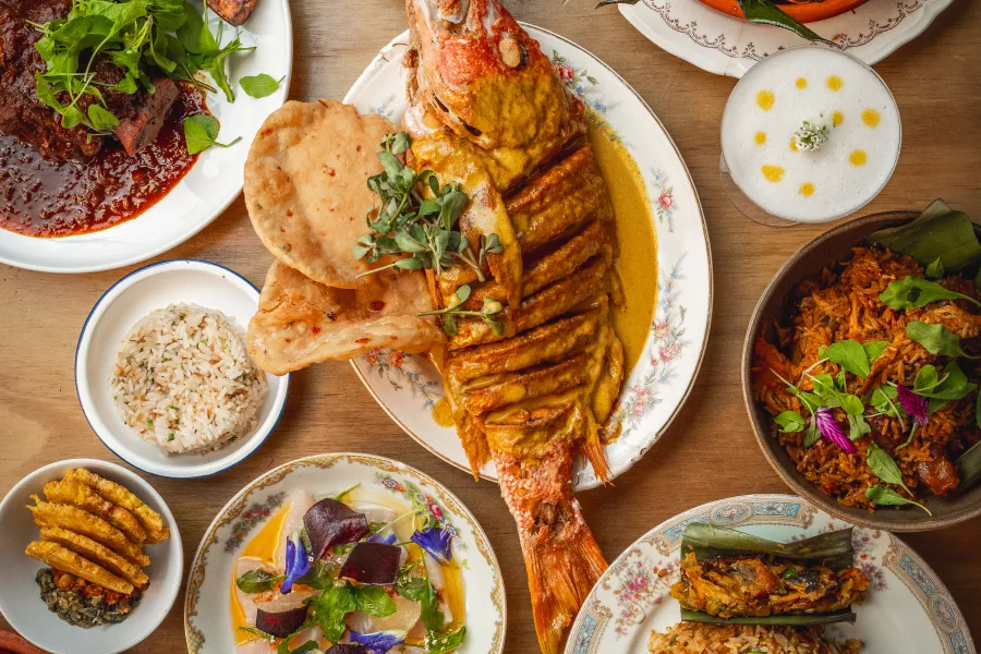 The table is full of seafood, from fish, tostones, rice, and other local specialties.