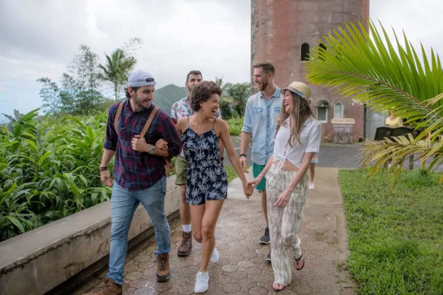 Grupo de amigos dando un paseo en El Yunque.