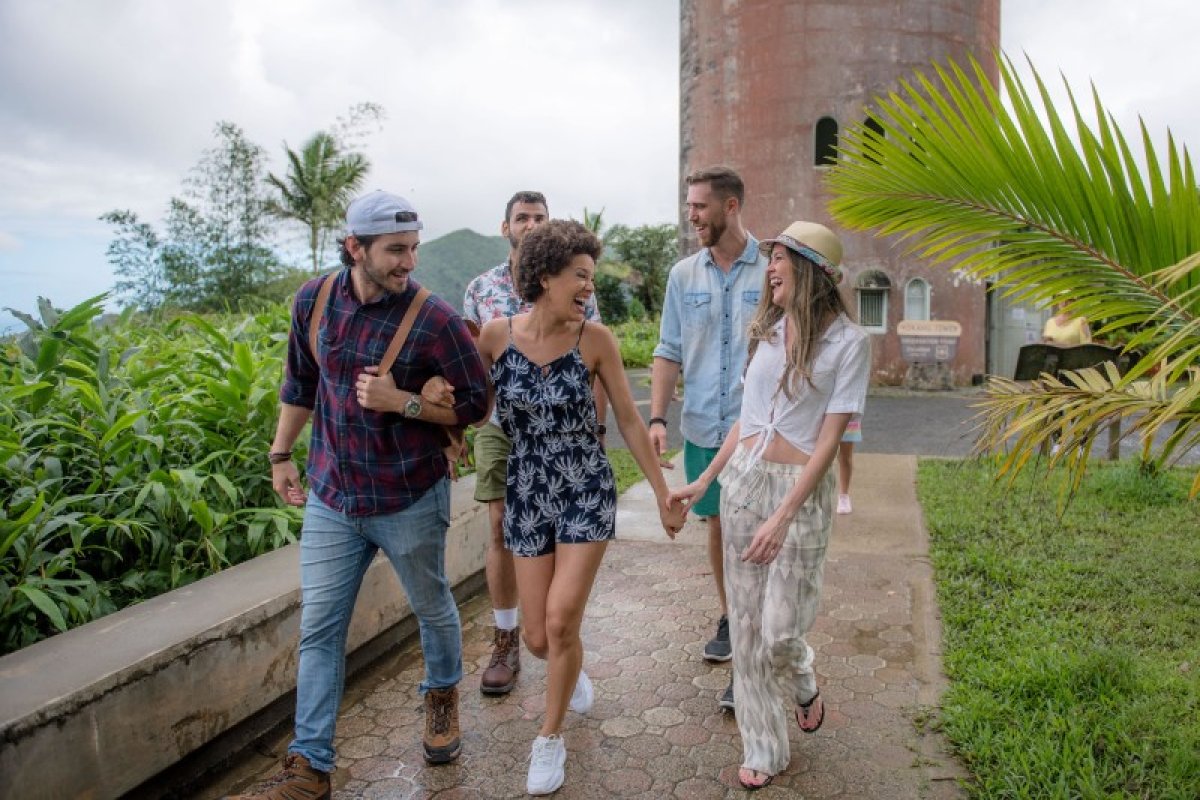 Grupo de amigos dando un paseo en El Yunque.