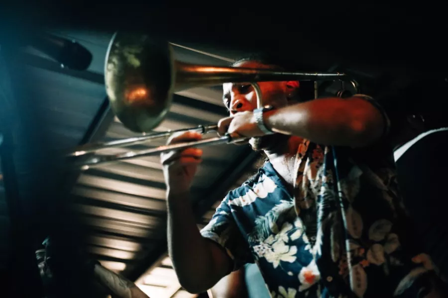 Músico tocando trompeta en un club de jazz en Puerto Rico, ideal para quienes buscan cosas distintas que hacer por la noche.
