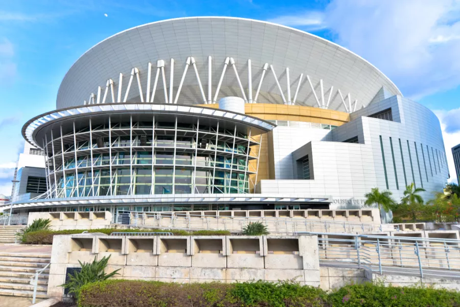 Vista del Coliseo de Puerto Rico, recinto icónico para conciertos en San Juan.