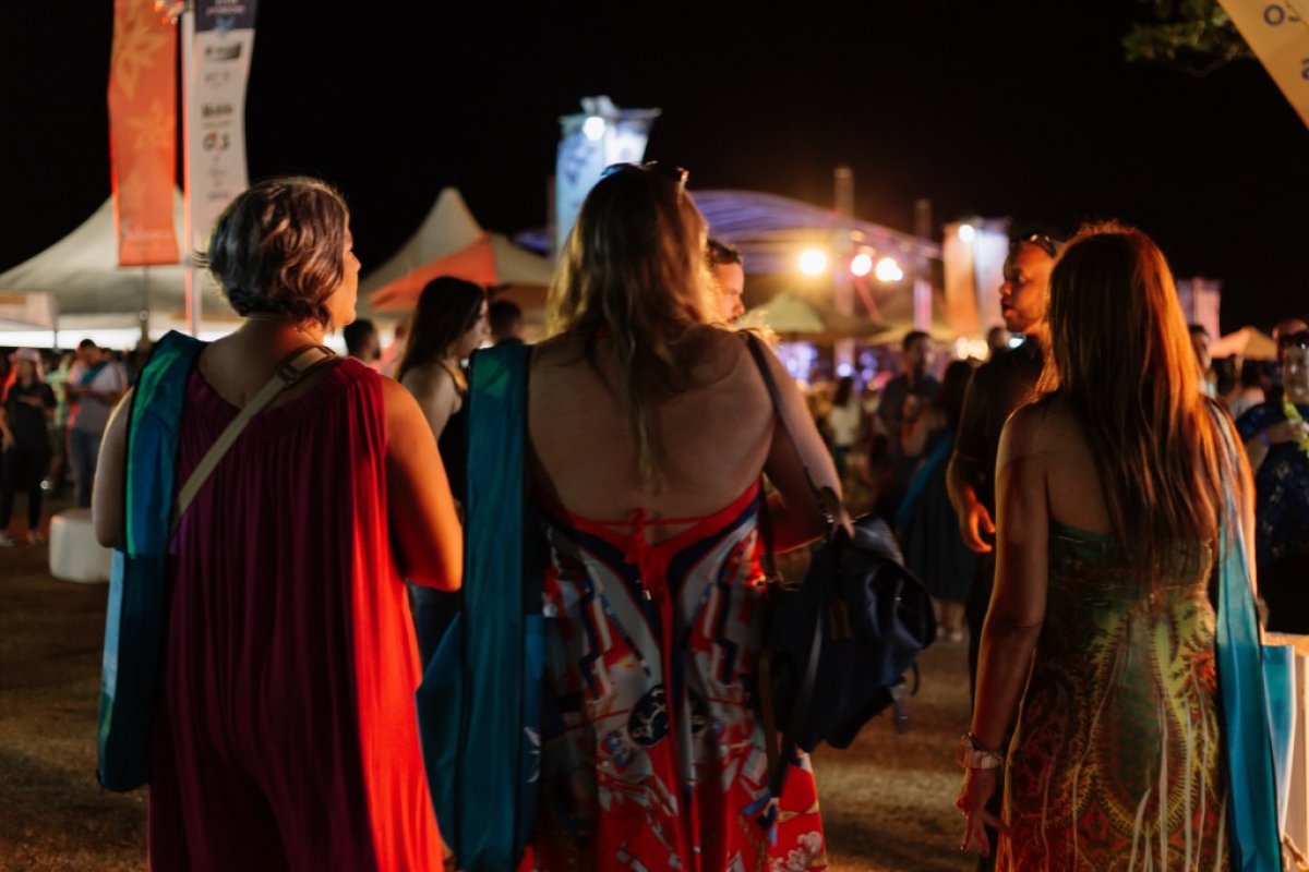 People tasting food at Festival Saborea