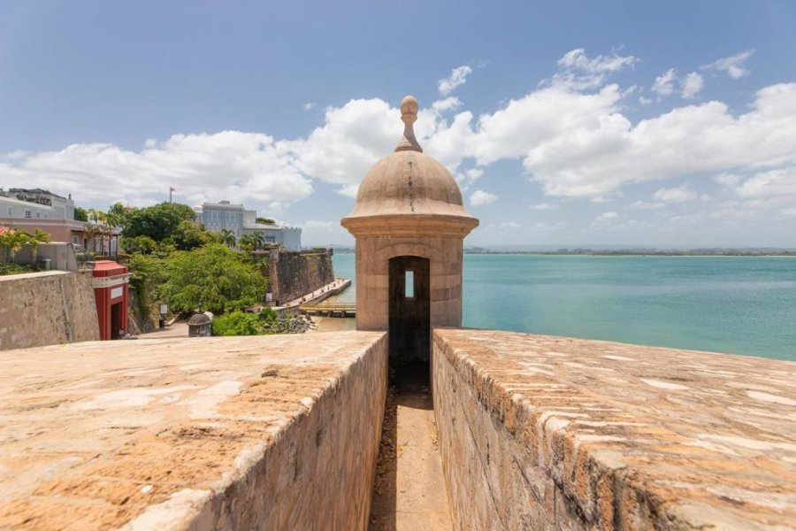 Una garita, o garita de centinela, en un fuerte en el Viejo San Juan, con el océano al fondo.