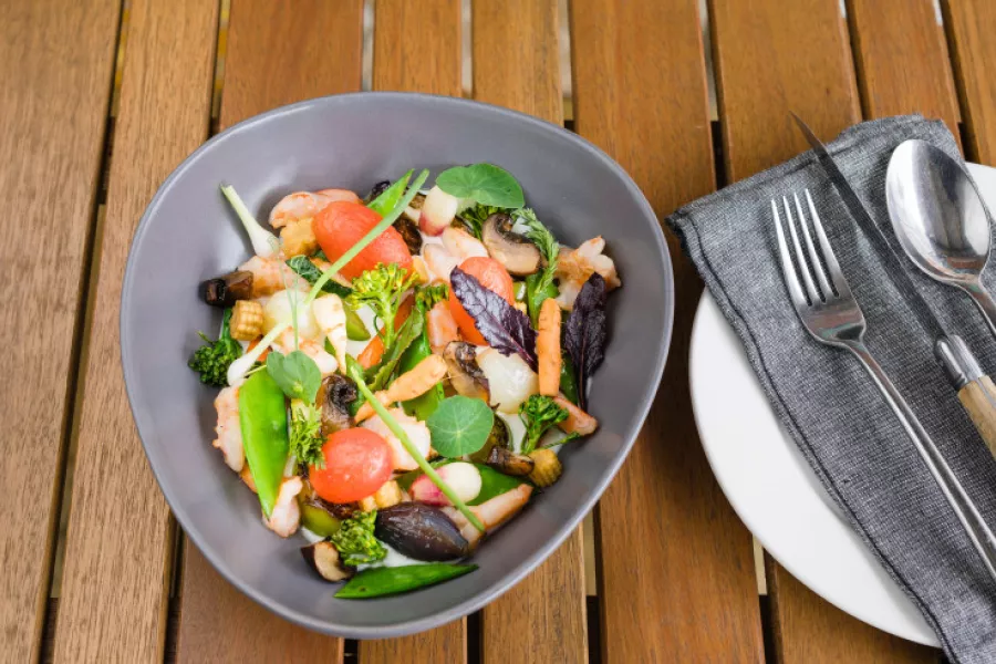 A plate of colorful vegetables from Estela Restaurant in Rincón.