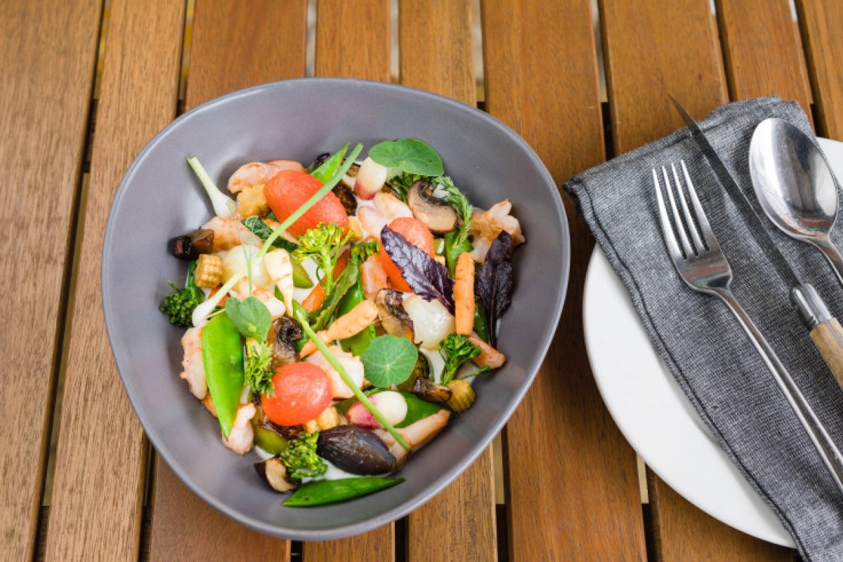 A plate of colorful vegetables from Estela Restaurant in Rincón.