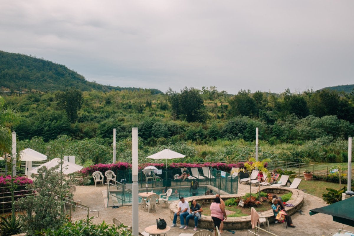 Los baños termales de Coamo lleno de personas.Los