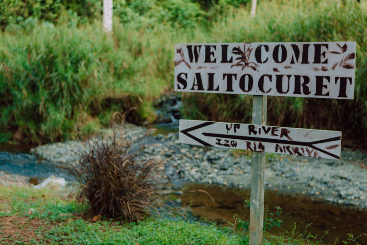 Letrero que señala el camino hacia Salto Curet.